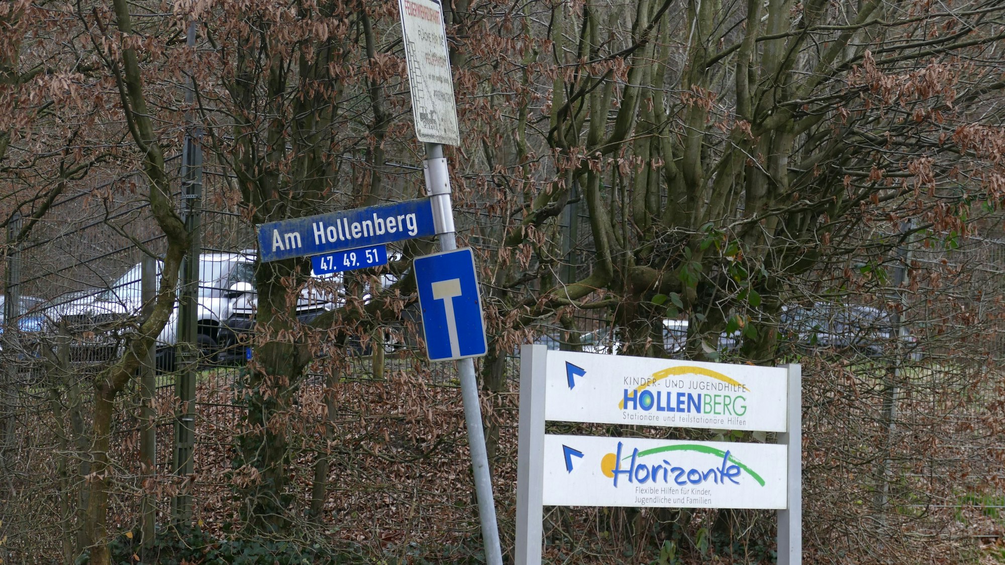 Zwei Schilder weisen auf eine Einrichtung hin.