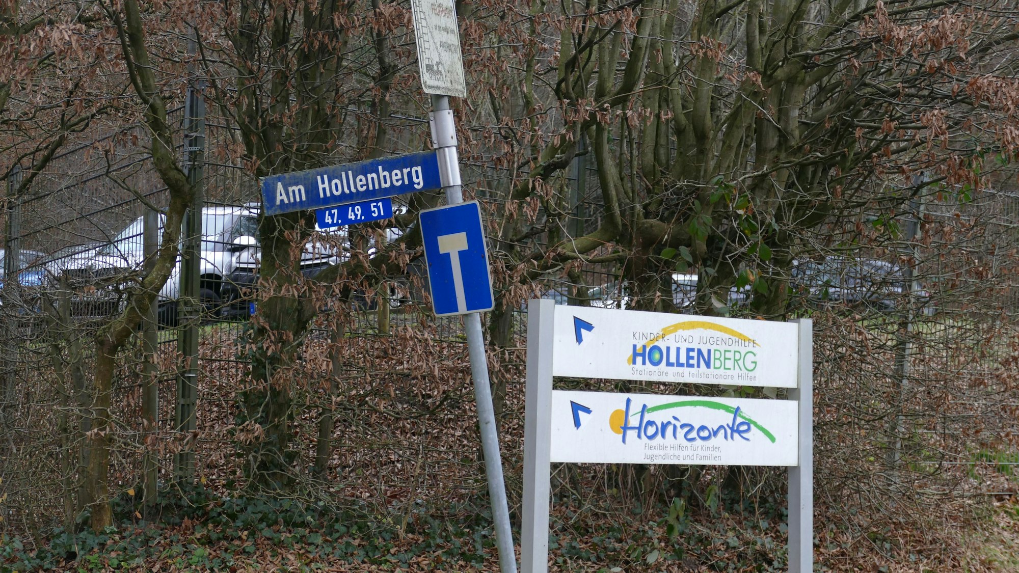 Das Schild der Kinder- und Jugendhilfe Hollenberg in Lohmar. In der Nähe der Einrichtung wohnte der verurteilte Sexualstraftäter, der bereits eine Jugendliche ansprach und damit offenbar gegen seine Führungsauflagen verstieß.