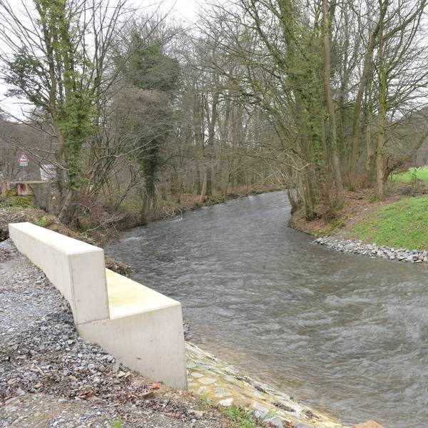 Ein Fluss, rechts und links am Ufer Brückenstützen, die Brücke fehlt noch.