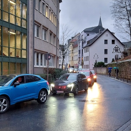 Autos stehen in einem Stau.