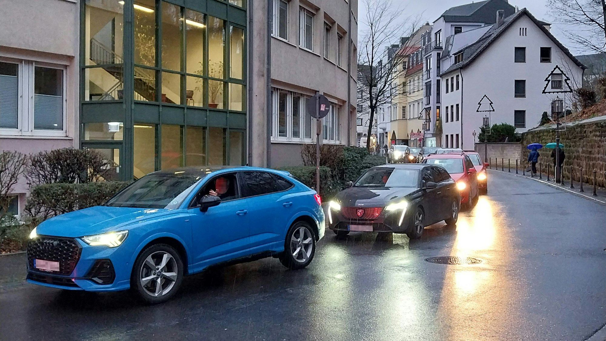 Autos stehen in einem Stau.