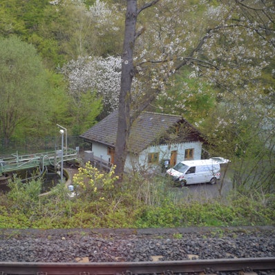 Eine kleine Kläranlage in einem Waldgebiet.