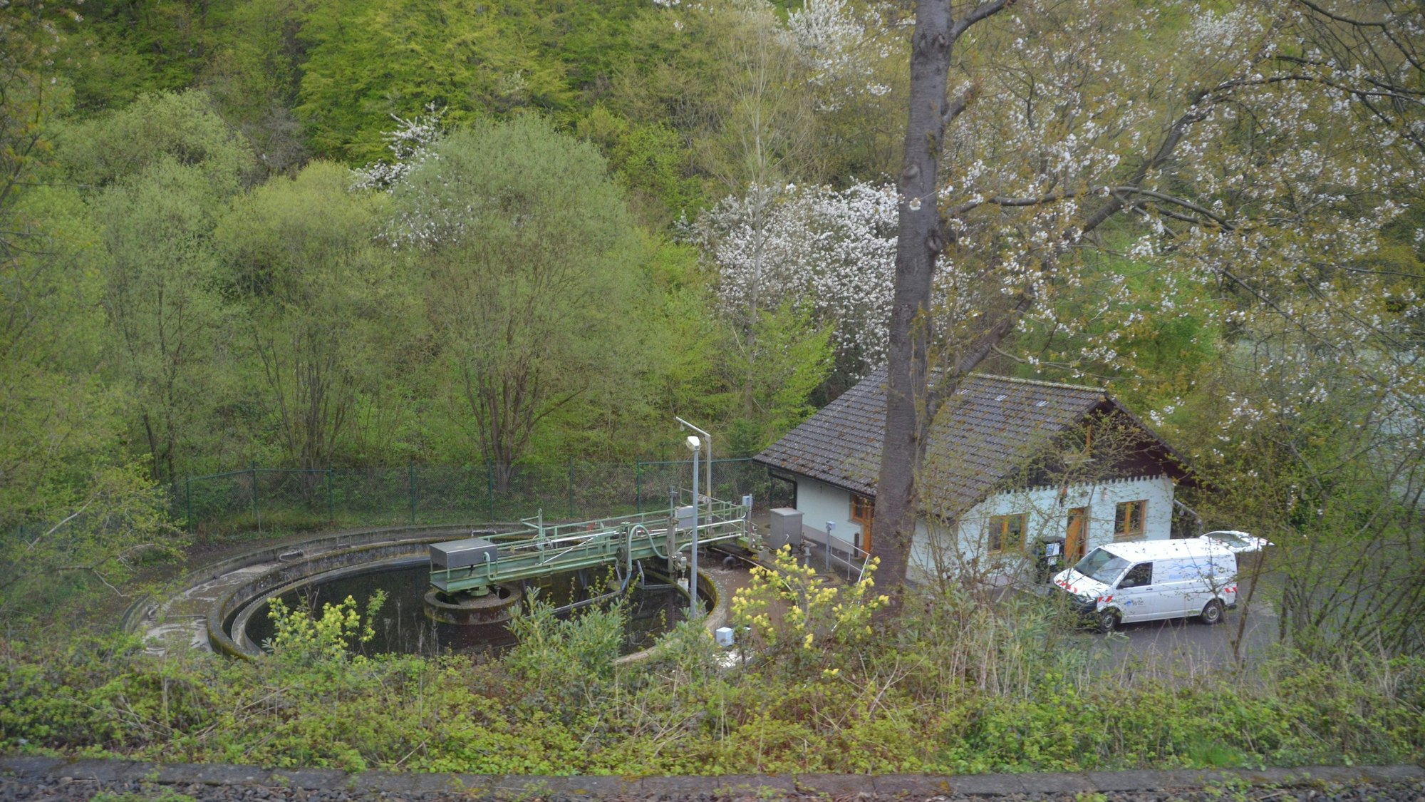 Eine kleine Kläranlage in einem Waldgebiet.
