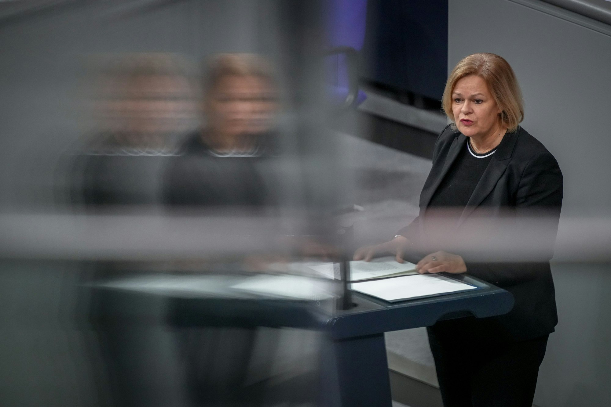 Bundesinnenministerin Nancy Faeser (SPD) spricht bei der Sitzung des Bundestags mit der Debatte und Abstimmung über ein Gesetz zum Schutz des Bundesverfassungsgerichts.