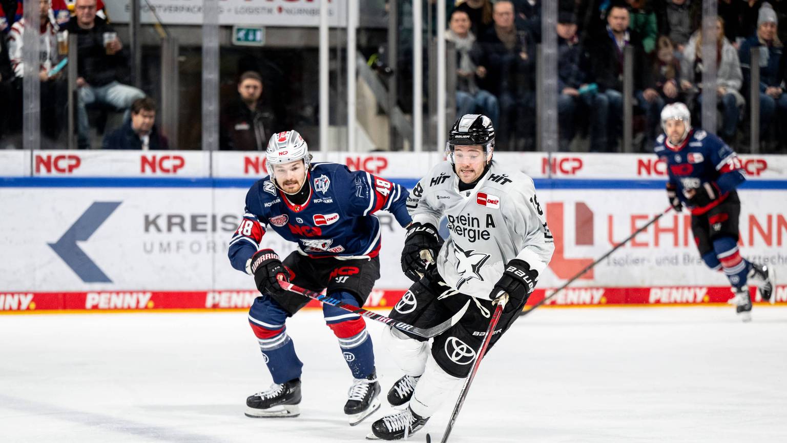 Haie-Stürmer Josh Currie (rechts) im Duell mit Nürnbergs Jake Ustorf.