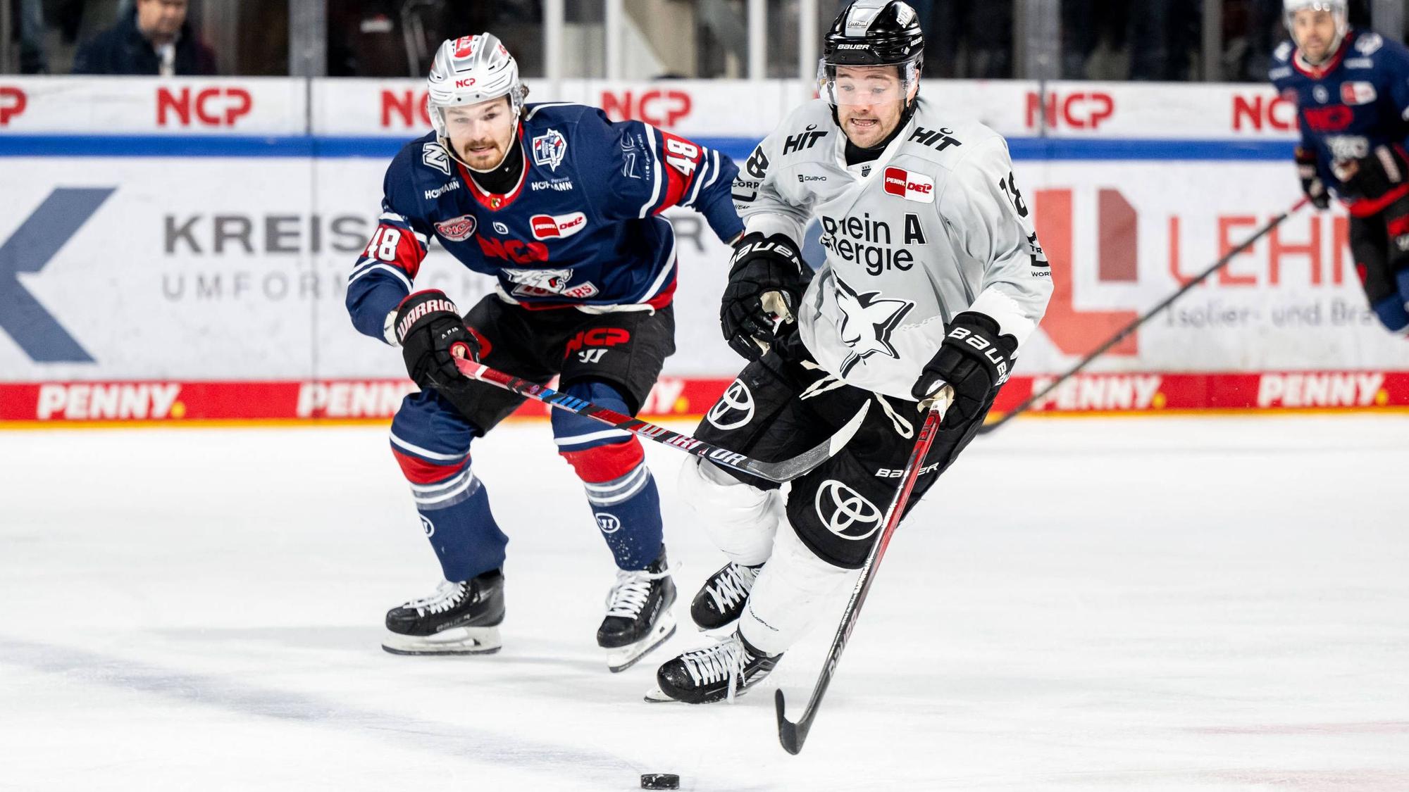 Haie-Stürmer Josh Currie (rechts) im Duell mit Nürnbergs Jake Ustorf.