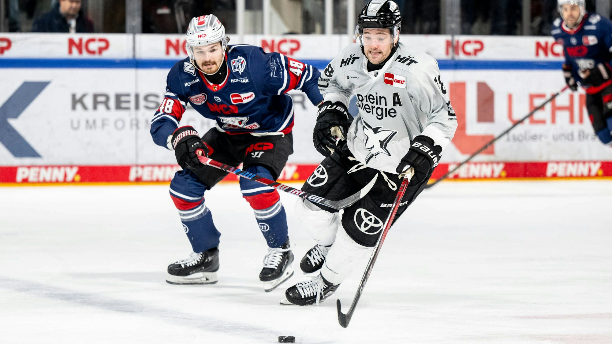 Haie-Stürmer Josh Currie (rechts) im Duell mit Nürnbergs Jake Ustorf.