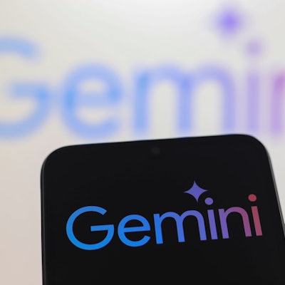 Auf einem Smartphone ist das ausgeschriebene Logo von Gemini zu sehen