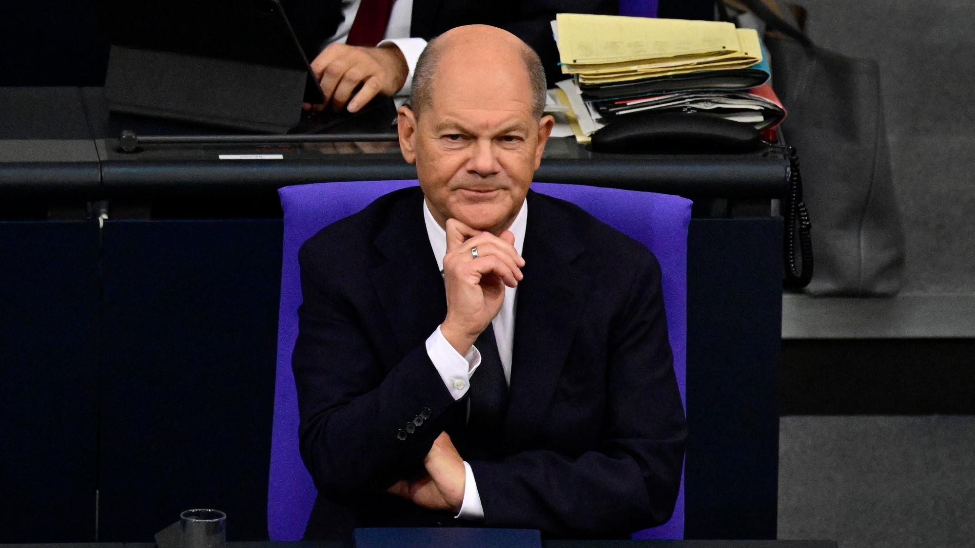 Olaf Scholz auf der Regierungsbank im Bundestag.