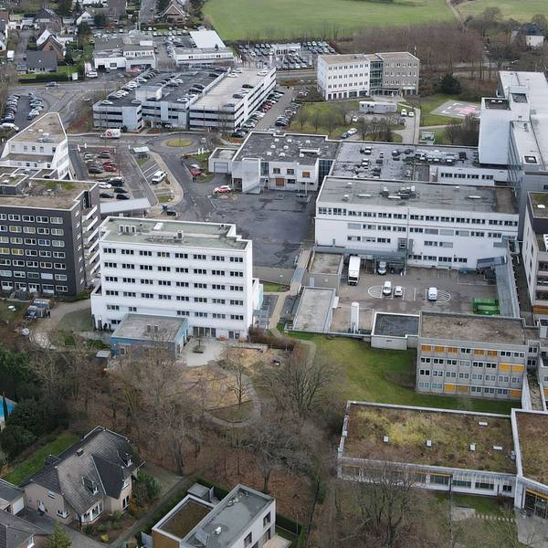 Das mit einer Drohne aufgenommene Luftbild zeigt das Marien-Hospital, Teile des Krankenhausparks und Wohnhäuser in der Umgebung.