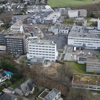 Das mit einer Drohne aufgenommene Luftbild zeigt das Marien-Hospital, Teile des Krankenhausparks und Wohnhäuser in der Umgebung.