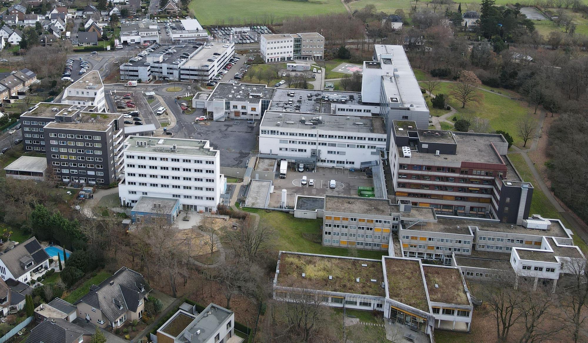 Das mit einer Drohne aufgenommene Luftbild zeigt das Marien-Hospital, Teile des Krankenhausparks und Wohnhäuser in der Umgebung.