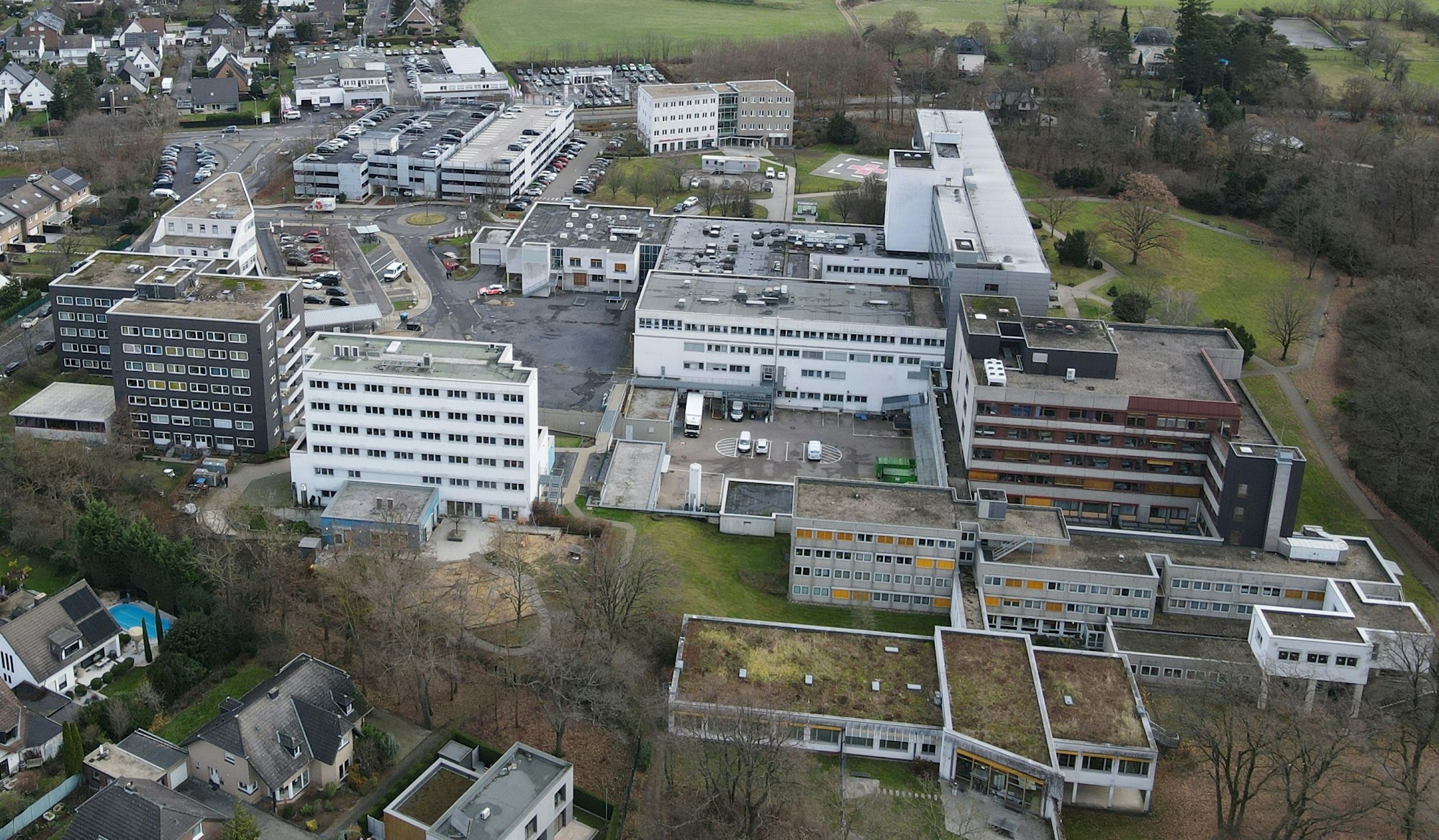 Das mit einer Drohne aufgenommene Luftbild zeigt das Marien-Hospital, Teile des Krankenhausparks und Wohnhäuser in der Umgebung.