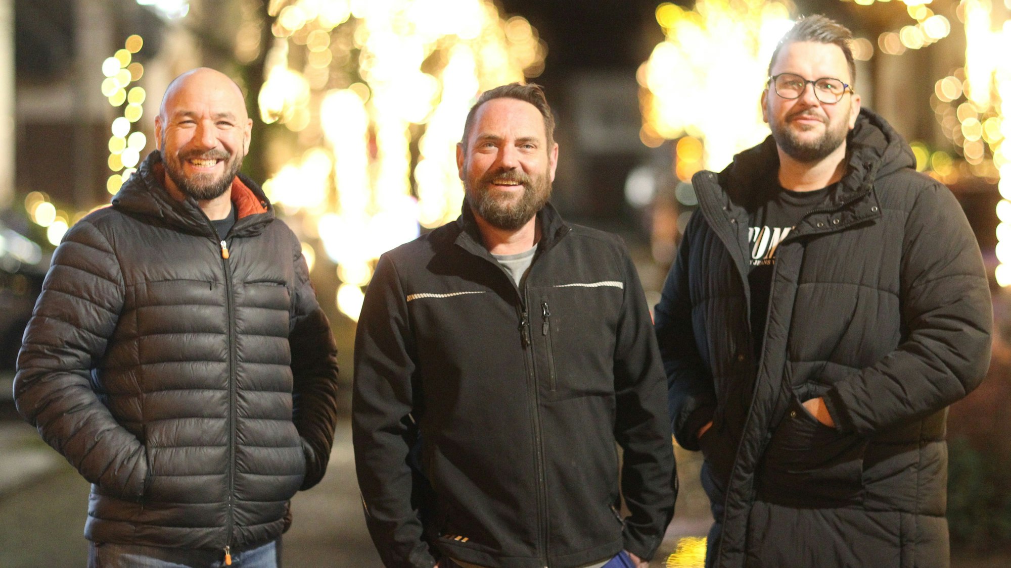 Viele Freude haben (v.l.) die Anwohner Daniel Thimm, Thorsten Simmerkus und Patrick Schübl mit ihrer Beleuchtung in der Elisabethstraße in Troisdorf-Oberlar.