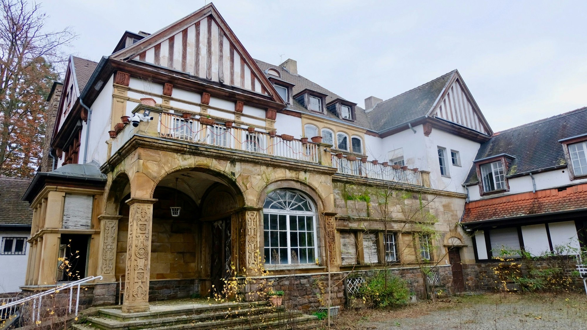 Eine historische, langsam verfallende Villa in Marienburg von außen.