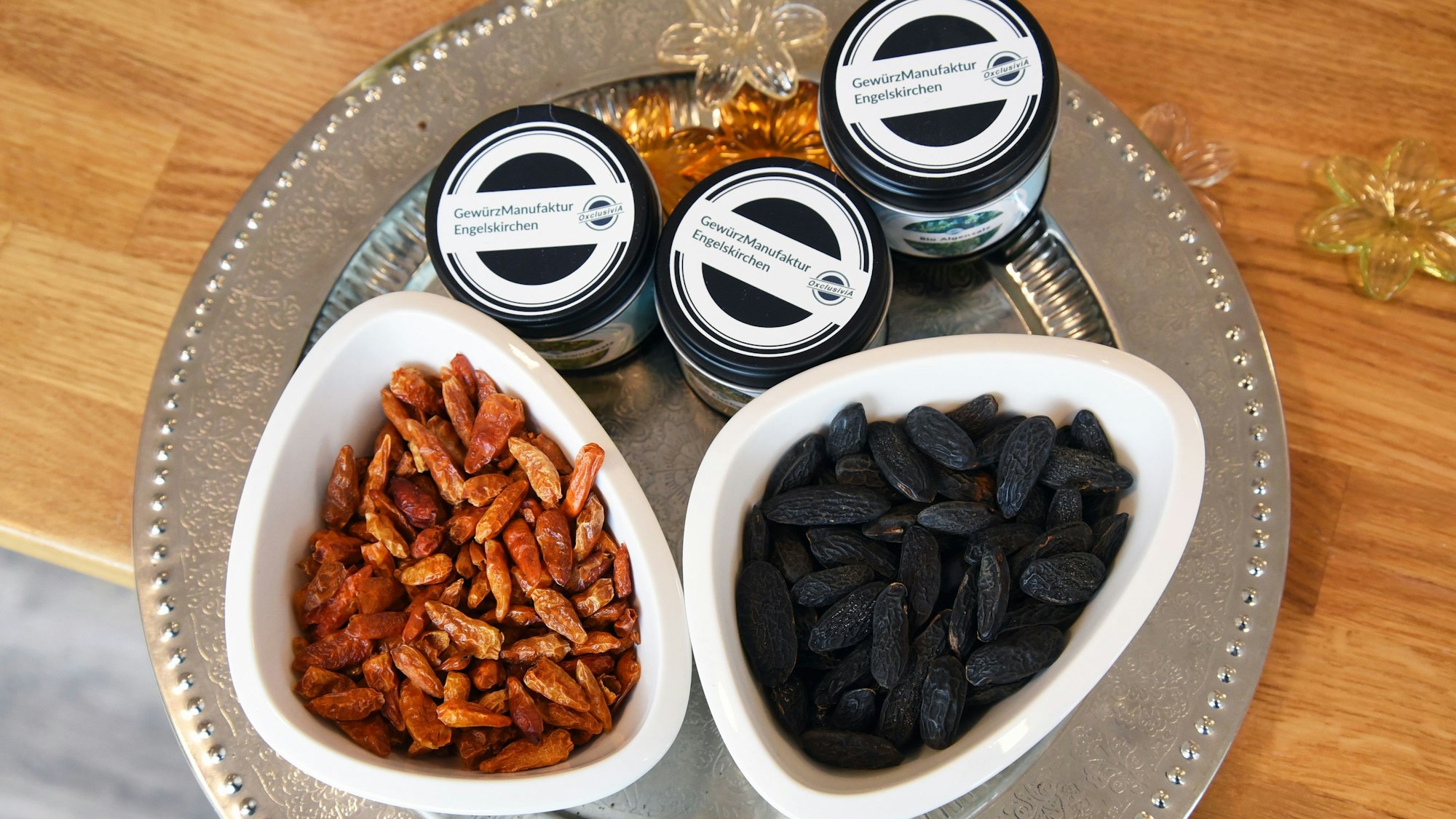 Mehrere Gewürze sind auf einem Tablett angerichtet.