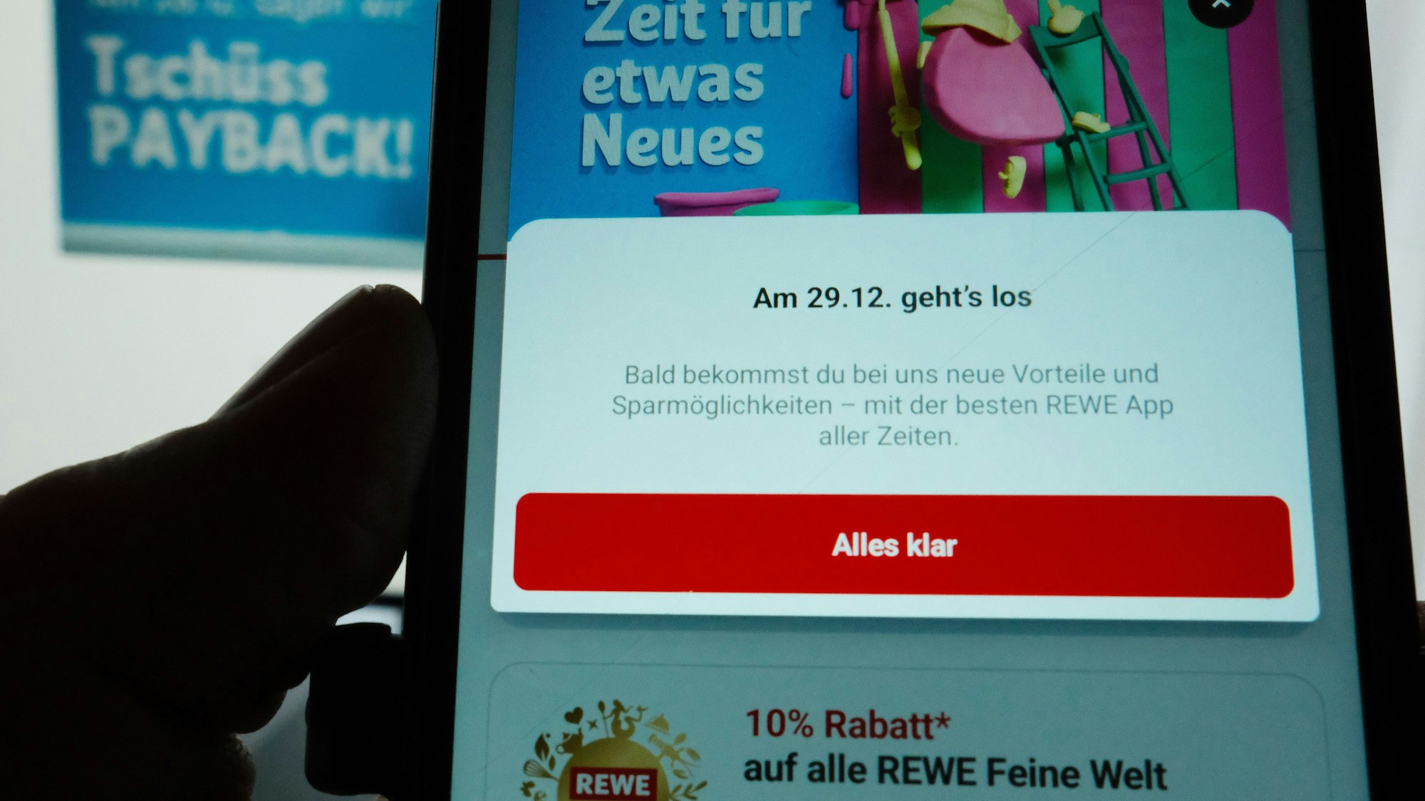 Auf einem Smartphone-Bildschirm ist eine Seite aus der App des Handelskonzerns Rewe dargestellt.