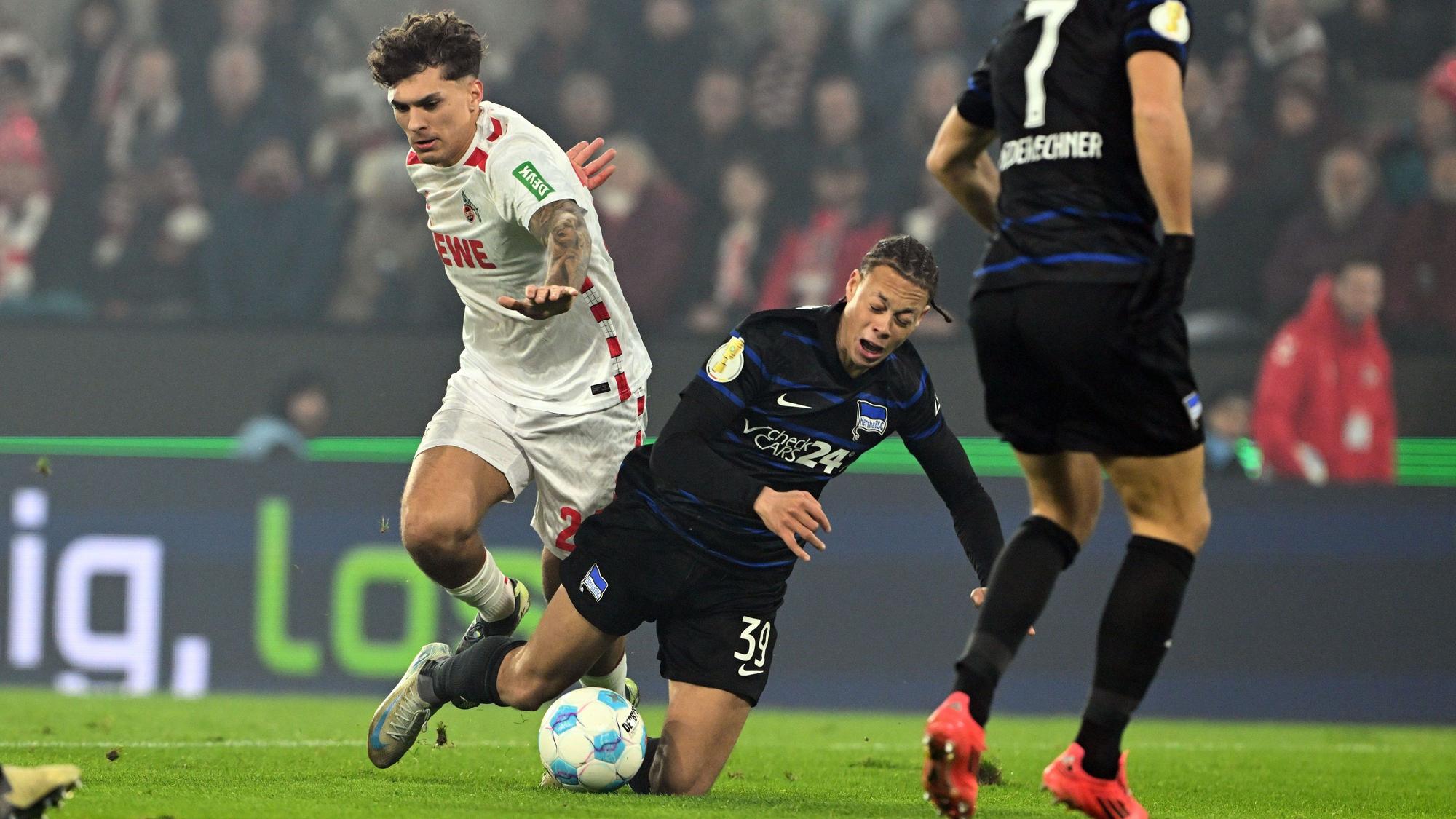 Fußball: DFB-Pokal, 1. FC Köln - Hertha BSC Berlin, Achtelfinale, RheinEnergieStadion, Kölns Julian Pauli (l) foult Berlins Derry Scherhant im Strafraum. +++ dpa-Bildfunk +++