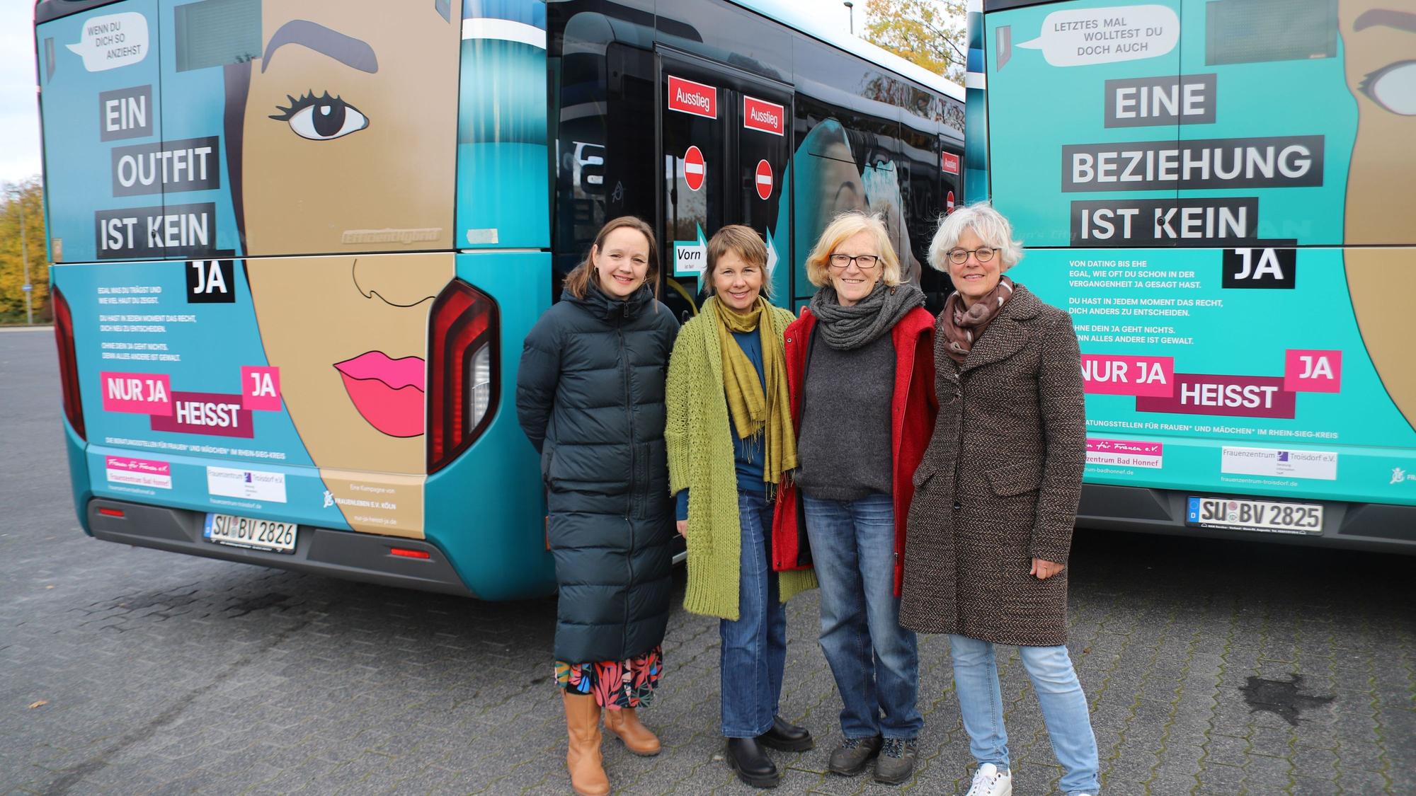 Maren Diekmann, Ilka Labonté, Lisa Schulte und Christine Hütten (v.l.) von den Frauenzentren Troisdorf und Bad Honnef stellten die RSVG-Bus-Kampagne "Nur ja heißt ja" vor.