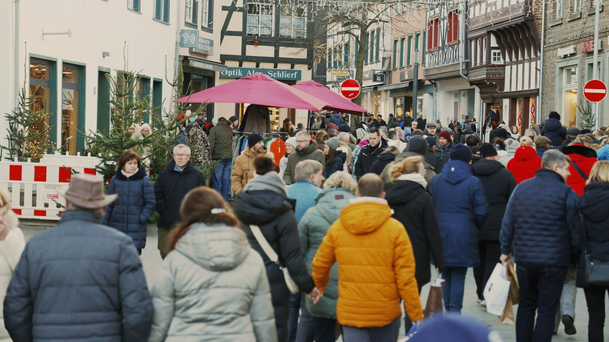 Zahlreiche Menschen in Winterkleidung bevölkern die Einkaufsstraße in Bad Münstereifel.