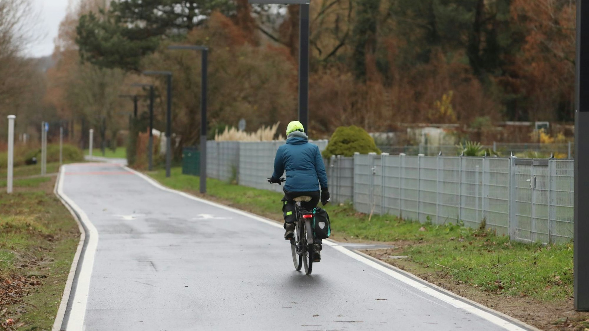 Ein Radfahrer fährt auf einem gut ausgebauten Radweg.
