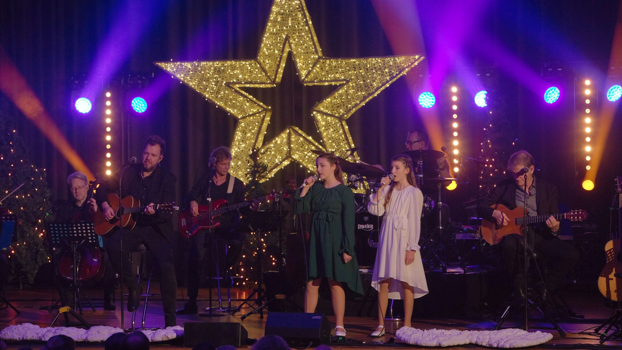 Die Band Paveier bei einem Weihnachtskonzert auf der Bühne.