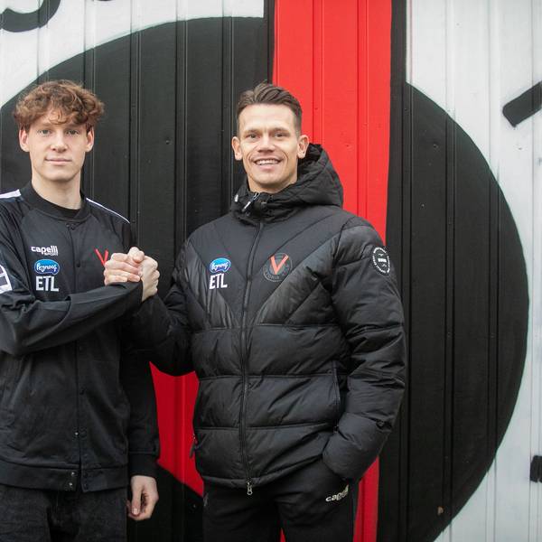 Oleksandr Petrenko unterschreibt und Vikotria Kölns Torwarttrainer Kevin Rauhut.