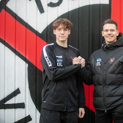 Oleksandr Petrenko unterschreibt und Vikotria Kölns Torwarttrainer Kevin Rauhut.