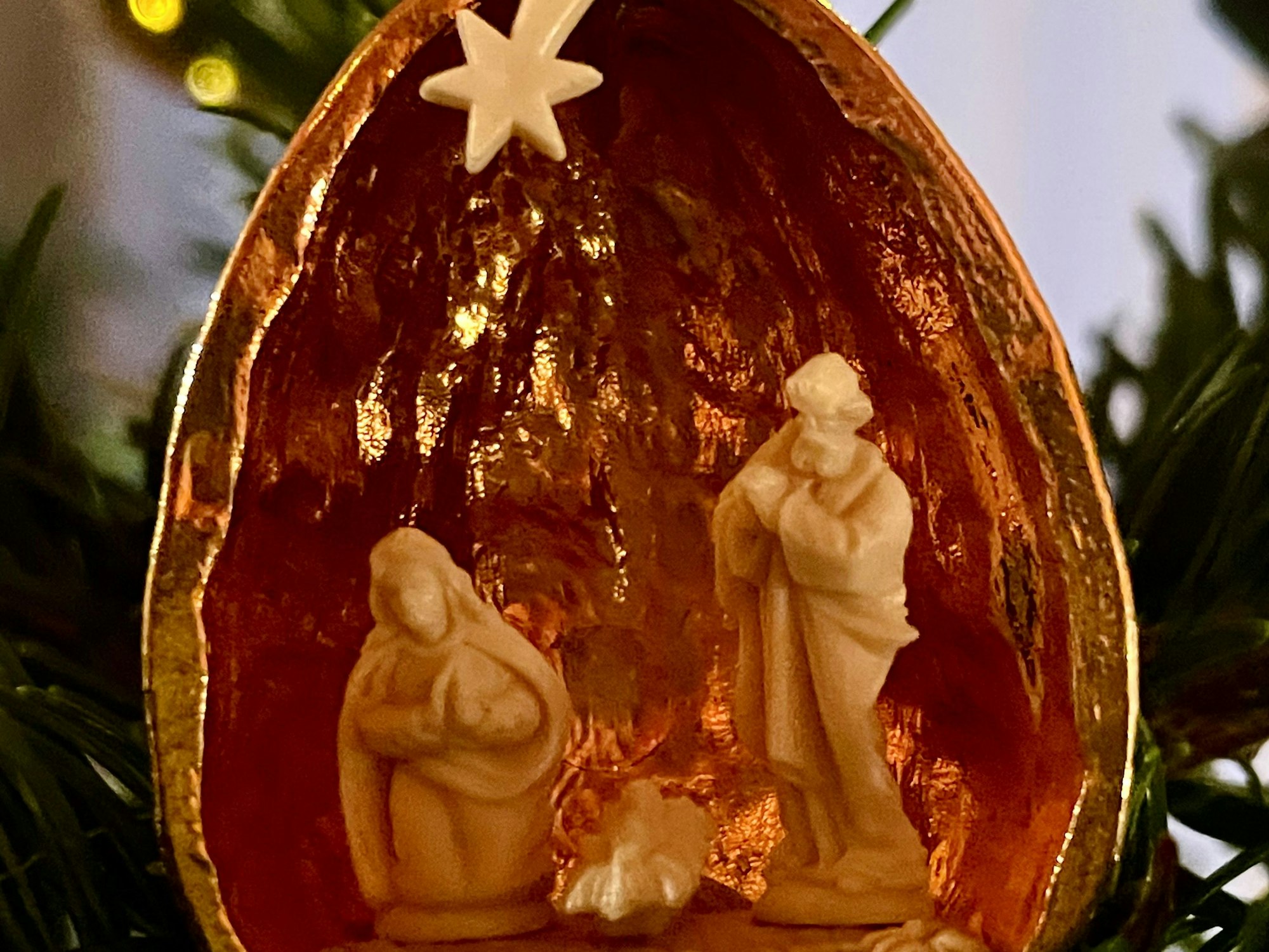 Eine kleine Krippendarstellung ist in einer Nussschale.