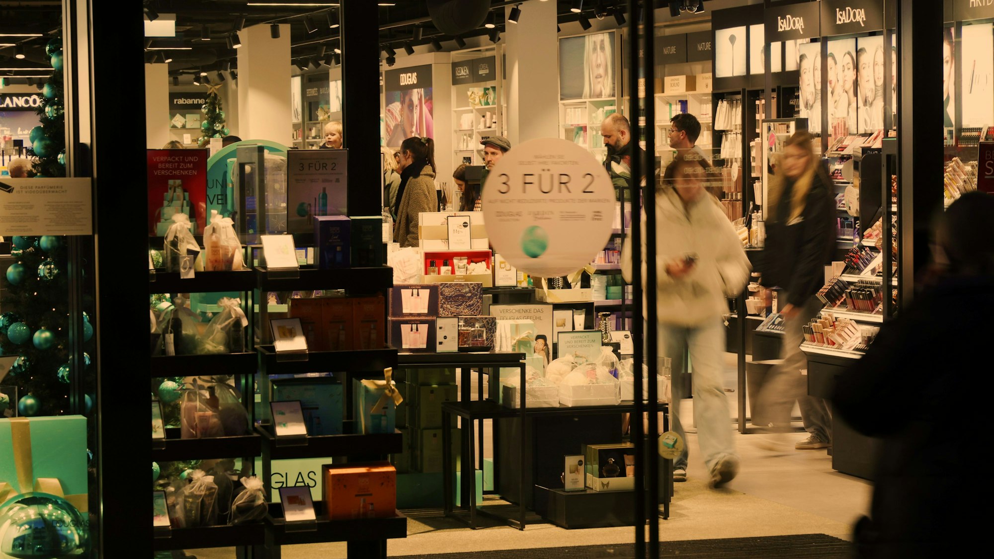 Blick durch das Schaufenster in eine Parfümerie in der Euskirchener Innenstadt.