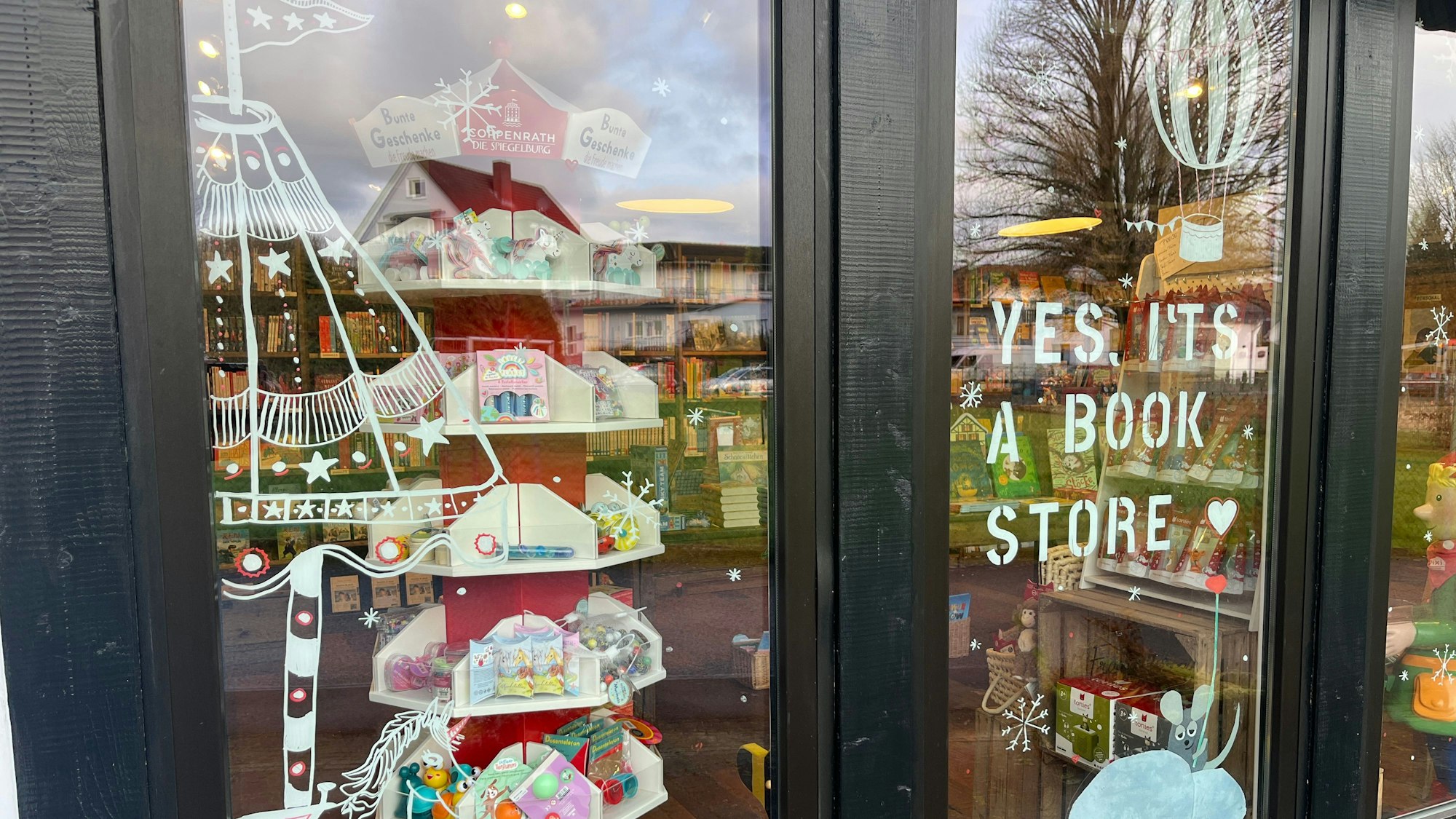 Die Schaufenster einer Buchhandlung sind künstlerisch gestaltet.