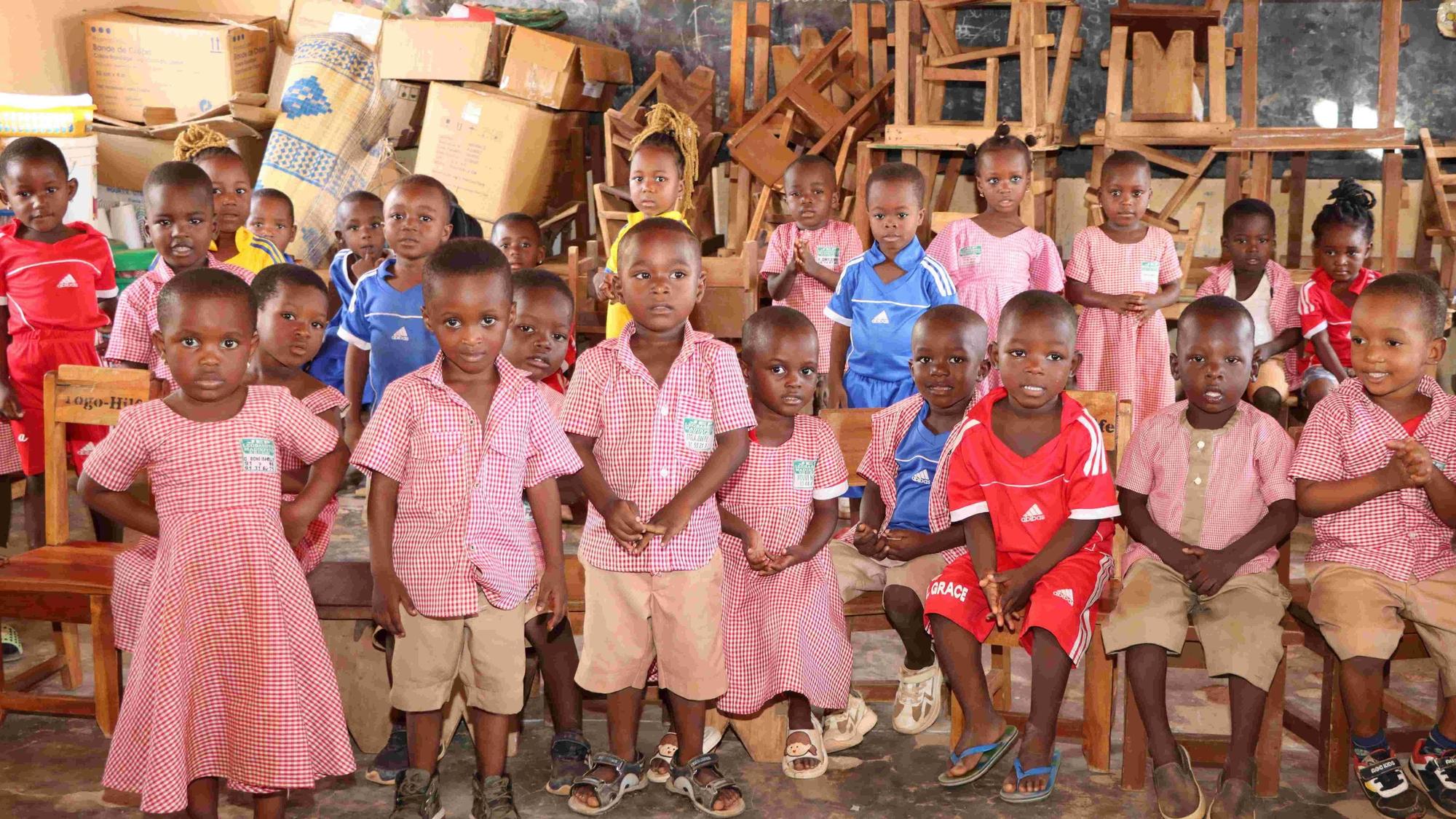 „Togo-Hilfe“ steht auch auf den Stühlen, die von den Kindern genutzt werden können.