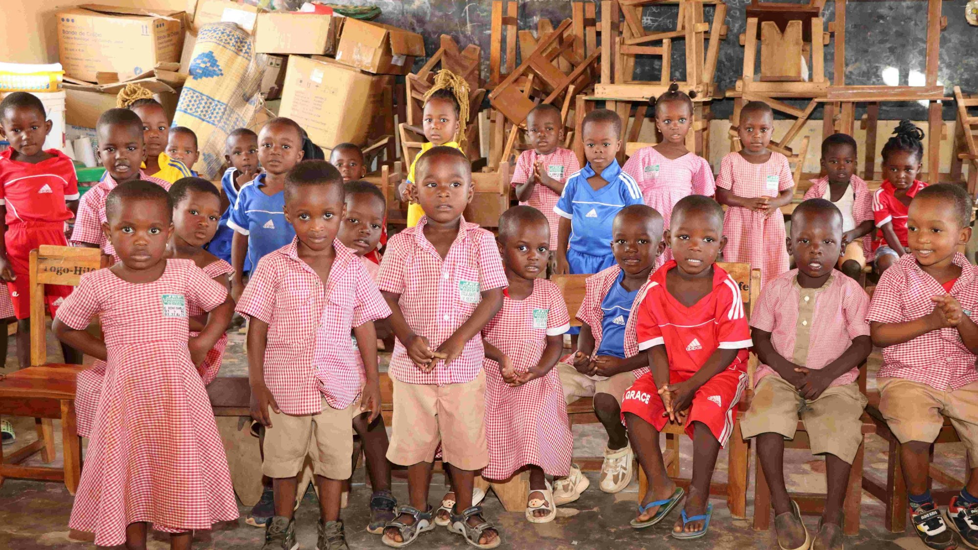 „Togo-Hilfe“ steht auch auf den Stühlen, die von den Kindern genutzt werden können.