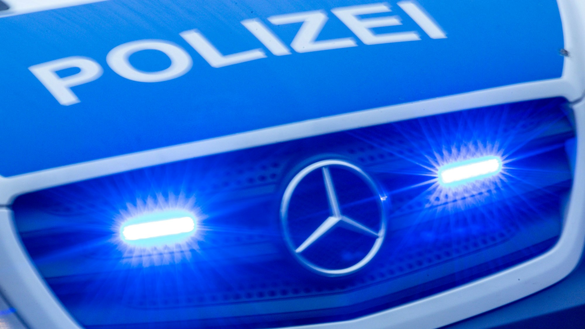 Das Foto zeigt ein Einsatzfahrzeug mit dem Schriftzug „Polizei“.