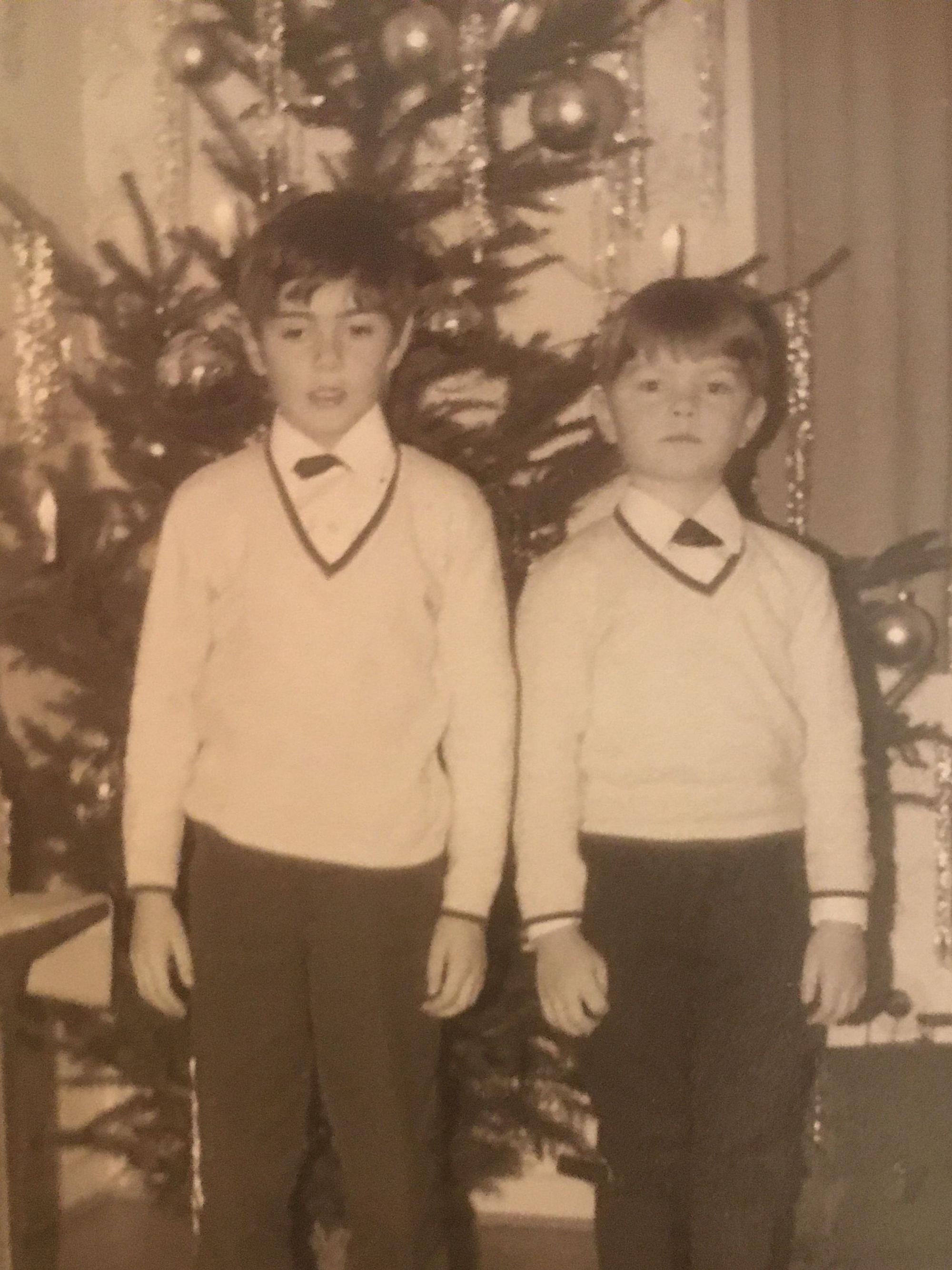 Das Aufsagen eines Weihnachtsgedichts gehörte zum Fest. Zuerst war mein Bruder Peter (l.) an der Reihe, dann durfte ich.