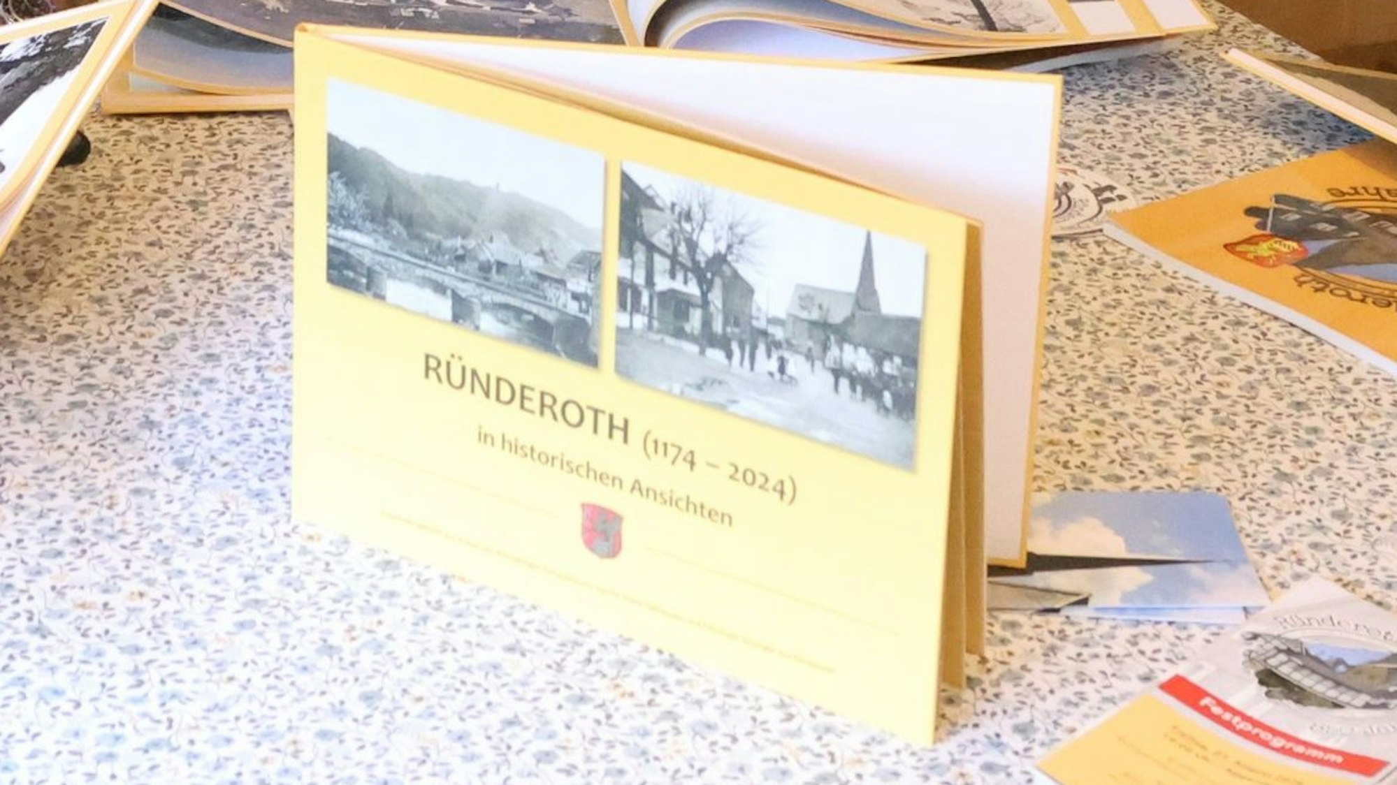 Der Bildband „Ründeroth in historischen Ansichten“ steht auf einem Tisch.