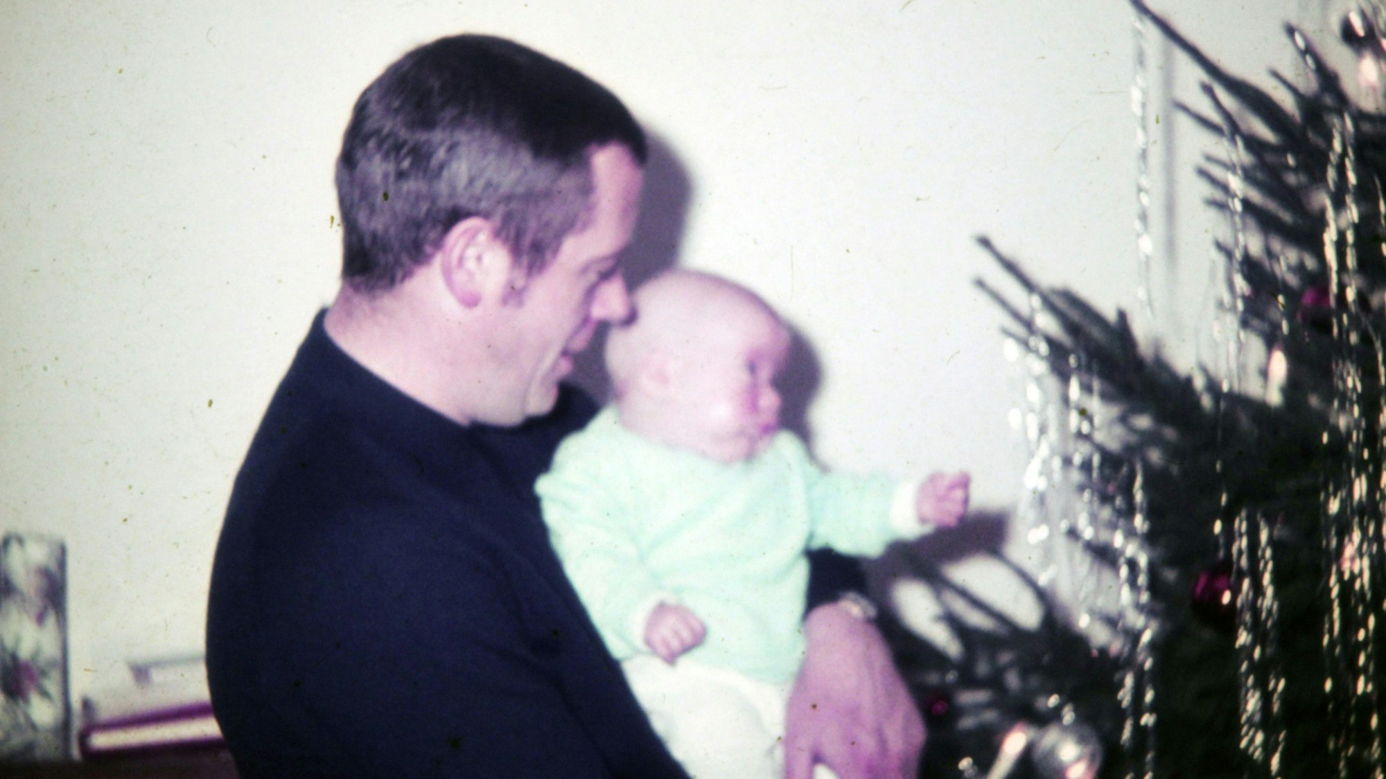 Ein Bild von meinem ersten Weihnachten 1969 mit meinem Vater.