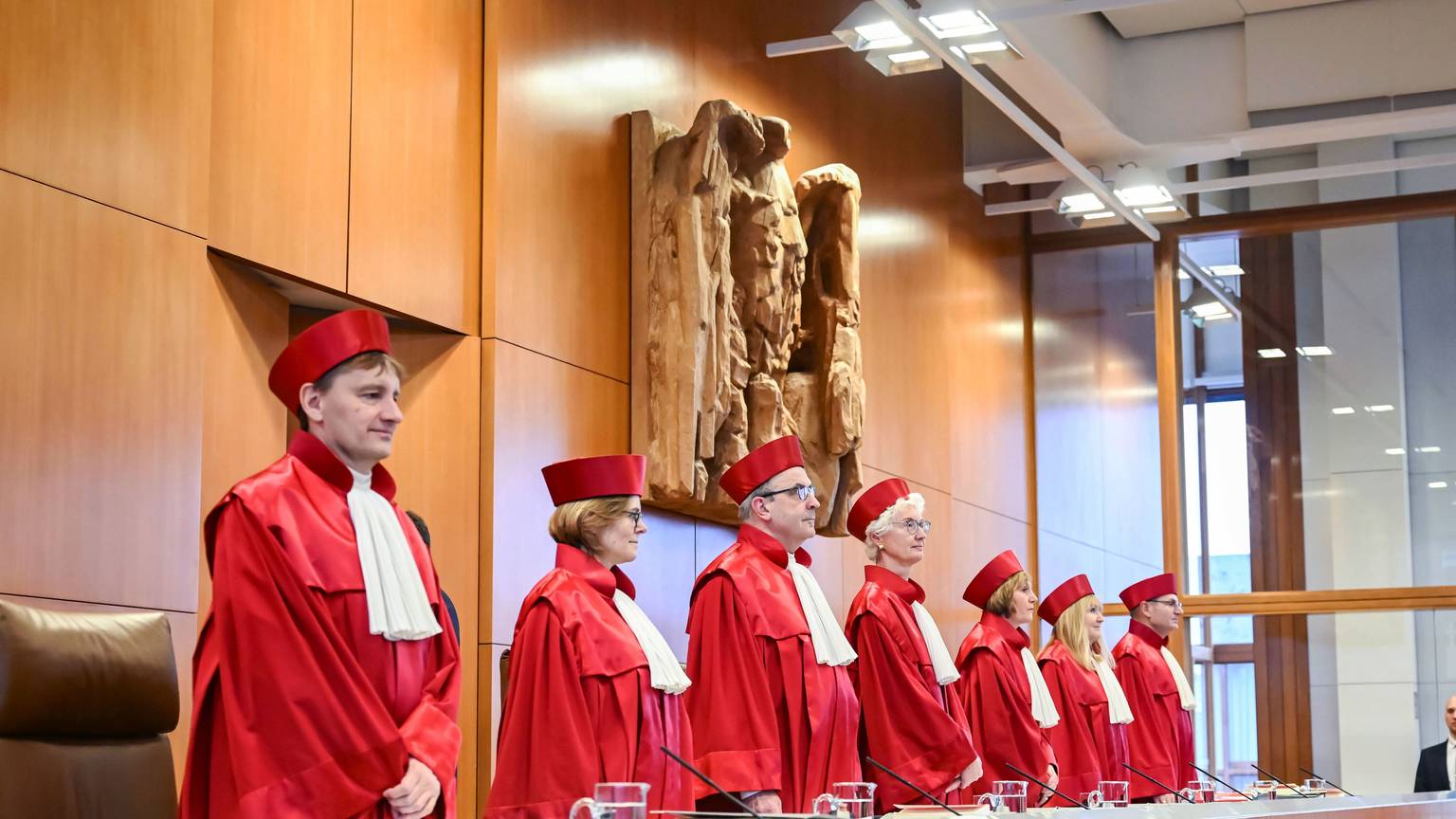 Die Richter des Bundesverfassungsgerichts eröffnen im Dezember eine Verhandlungssitzung in Kalsruhe. Der Bundestags verabschiedete am 19.12.2024 eine Reform des Bundesverfassungsgerichts. (Archivbild)