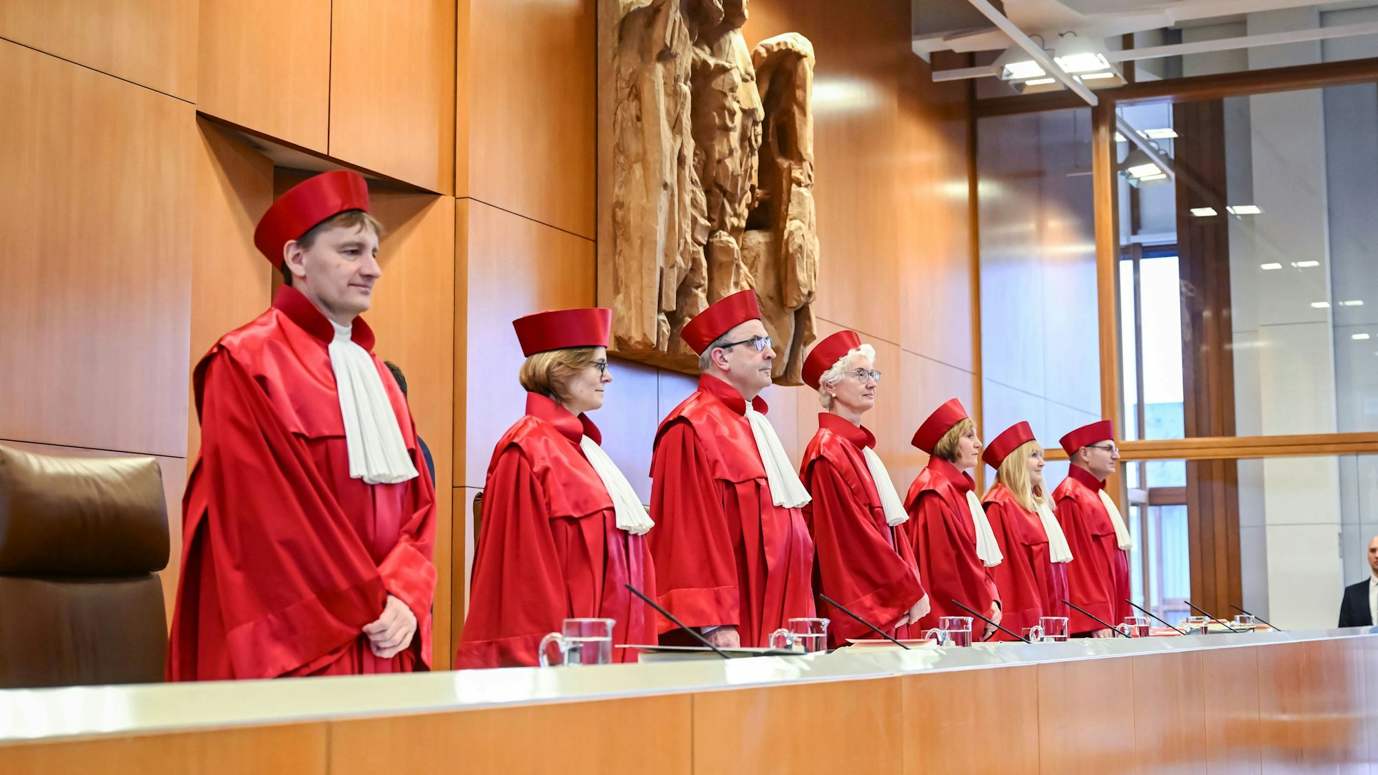 Die Richter des Bundesverfassungsgerichts eröffnen im Dezember eine Verhandlungssitzung in Kalsruhe. Der Bundestags verabschiedete am 19.12.2024 eine Reform des Bundesverfassungsgerichts. (Archivbild)