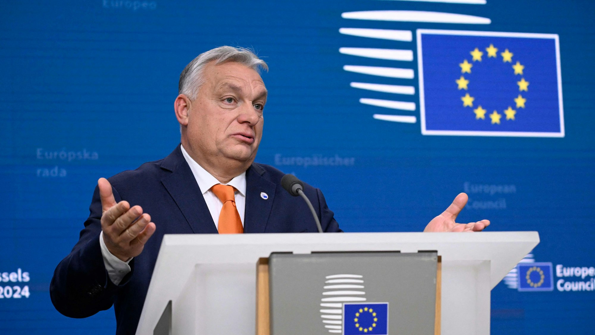 Viktor Orban gestikuliert bei einer Pressekonferenz nach der jüngsten EU-Ratssitzung.