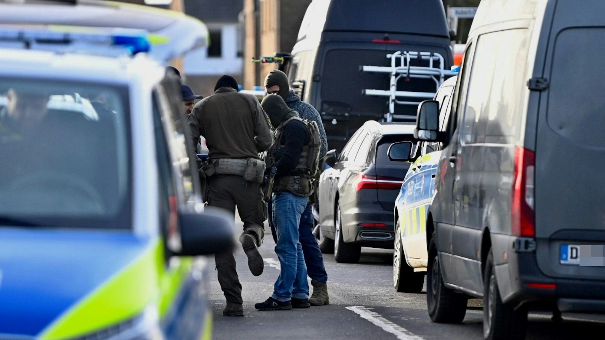Das Archivfoto zeigt Spezialkräfte der Polizei, die sich auf einen Einsatz vorbereiten.