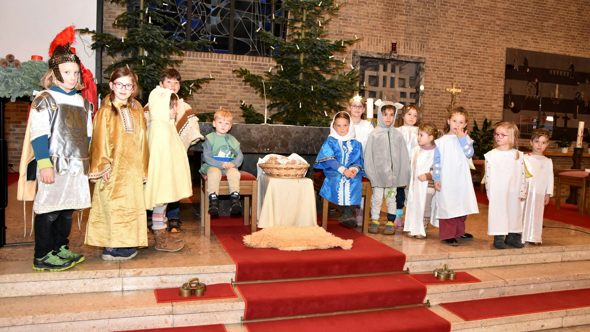 Das Foto zeigt die Kinder bei der Probe zum Krippenspiel vor dem Altar.