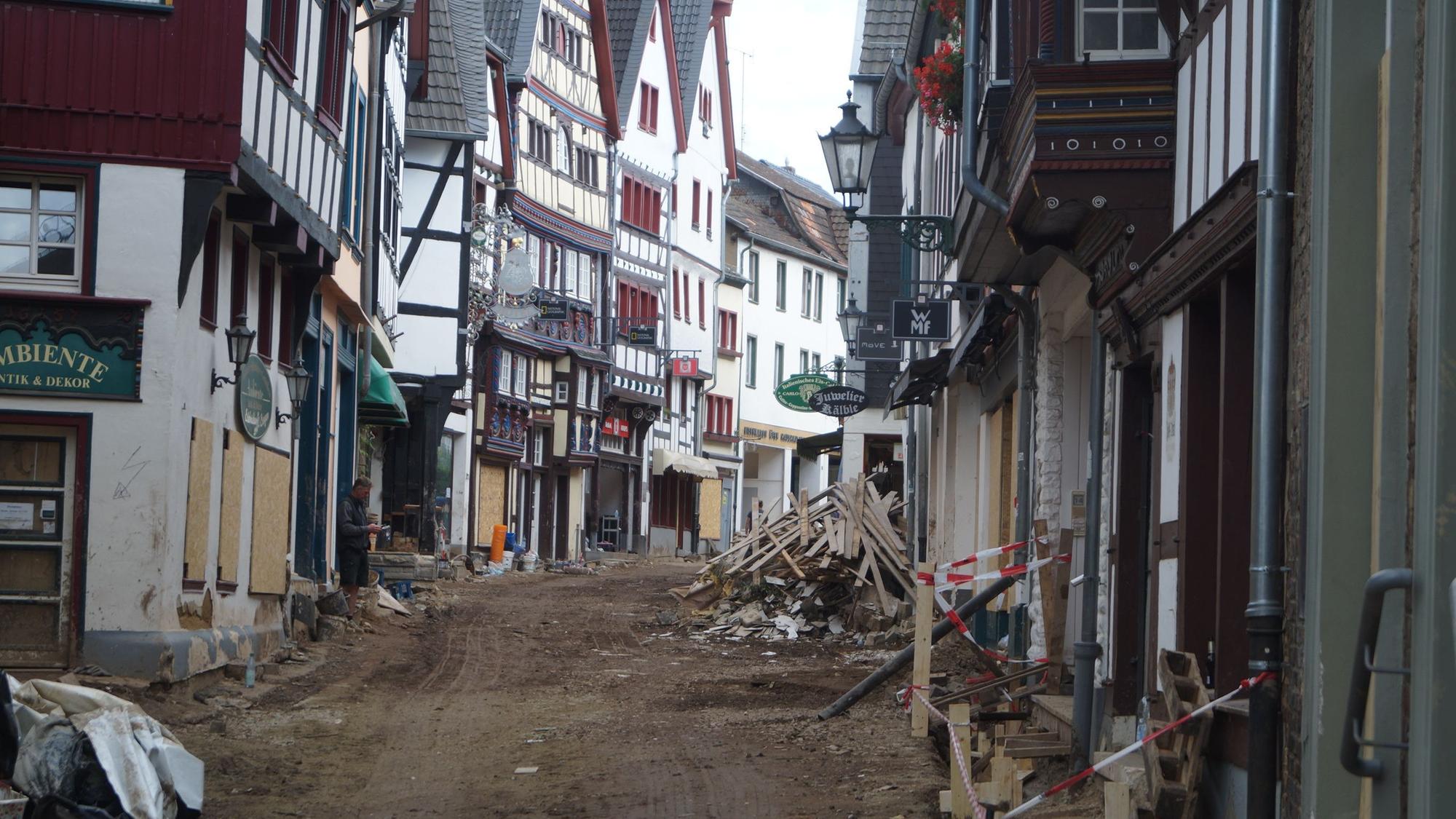 Das Symbolbild zeigt eine zerstörte Straße in Bad Münstereifel.