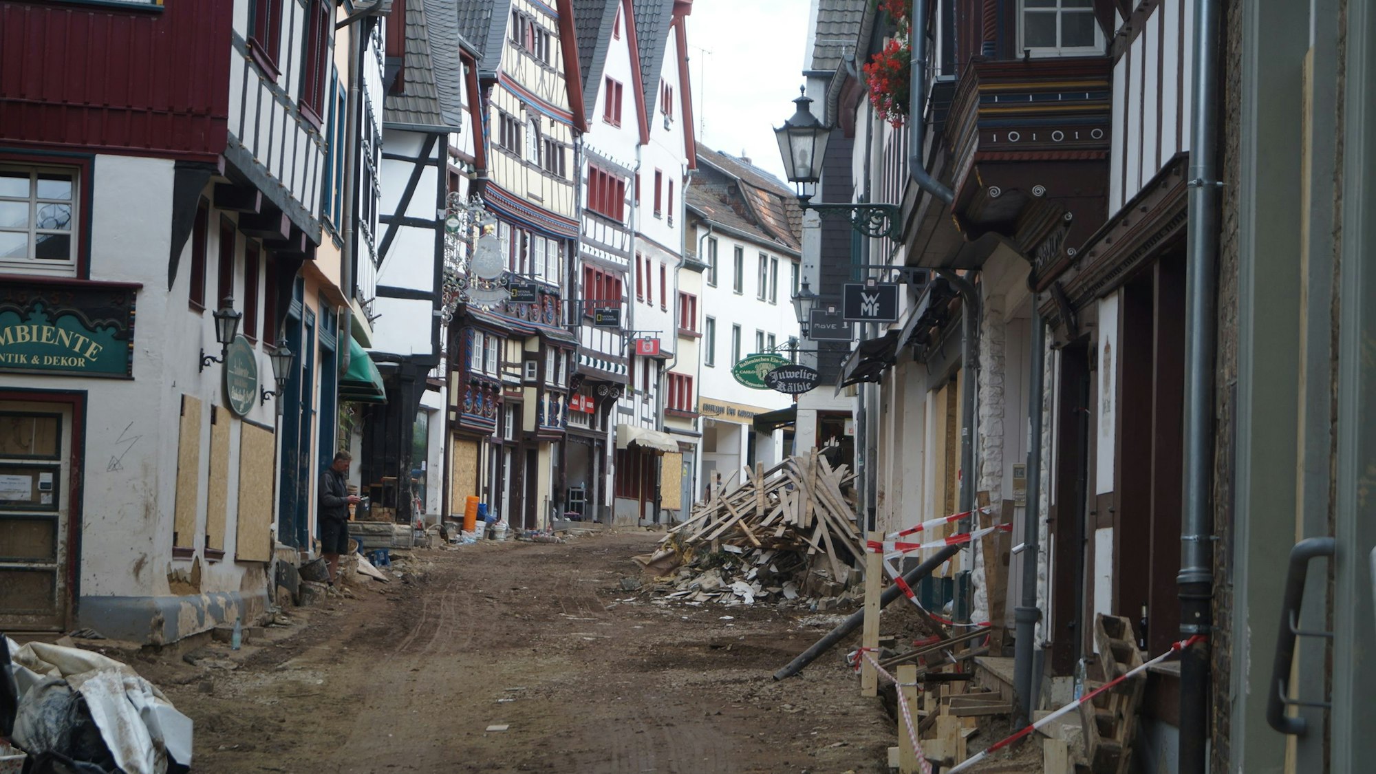 Das Symbolbild zeigt eine zerstörte Straße in Bad Münstereifel.