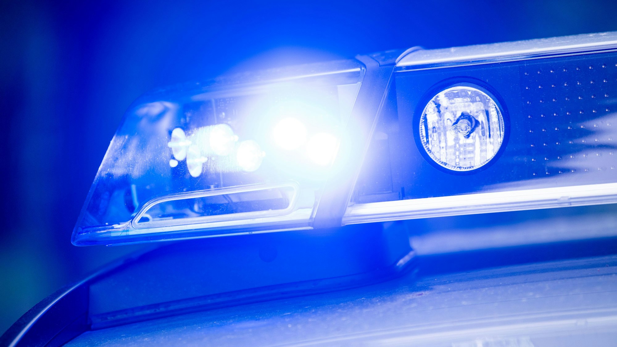 Ein Blaulicht leuchtet an einer Polizeistreife.