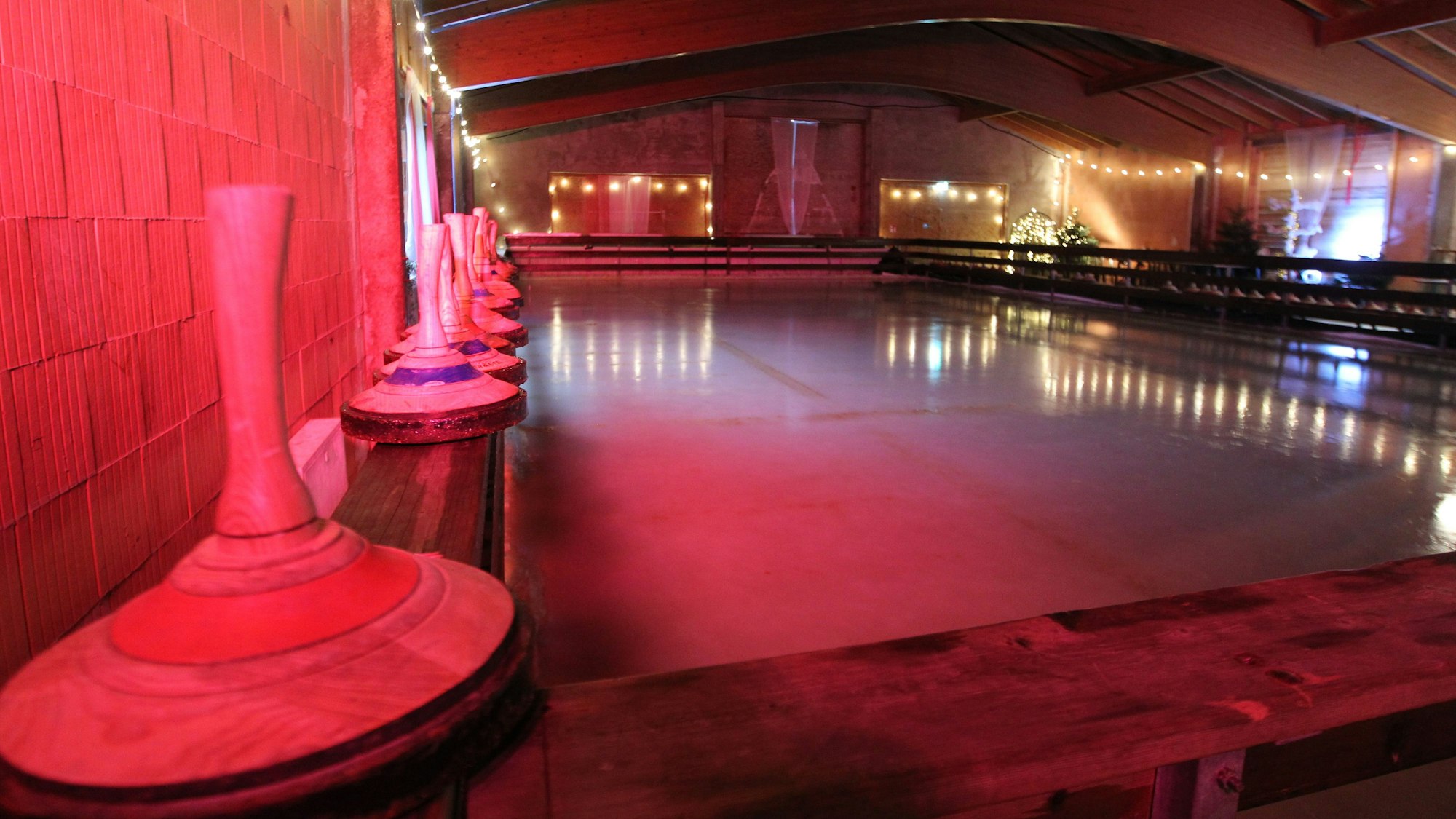 Vom Schlittschuhlaufen über Eisstockschießen bis zum gemütlichen Beisammensein ist im Krewelshof in Lohmar alles möglich.