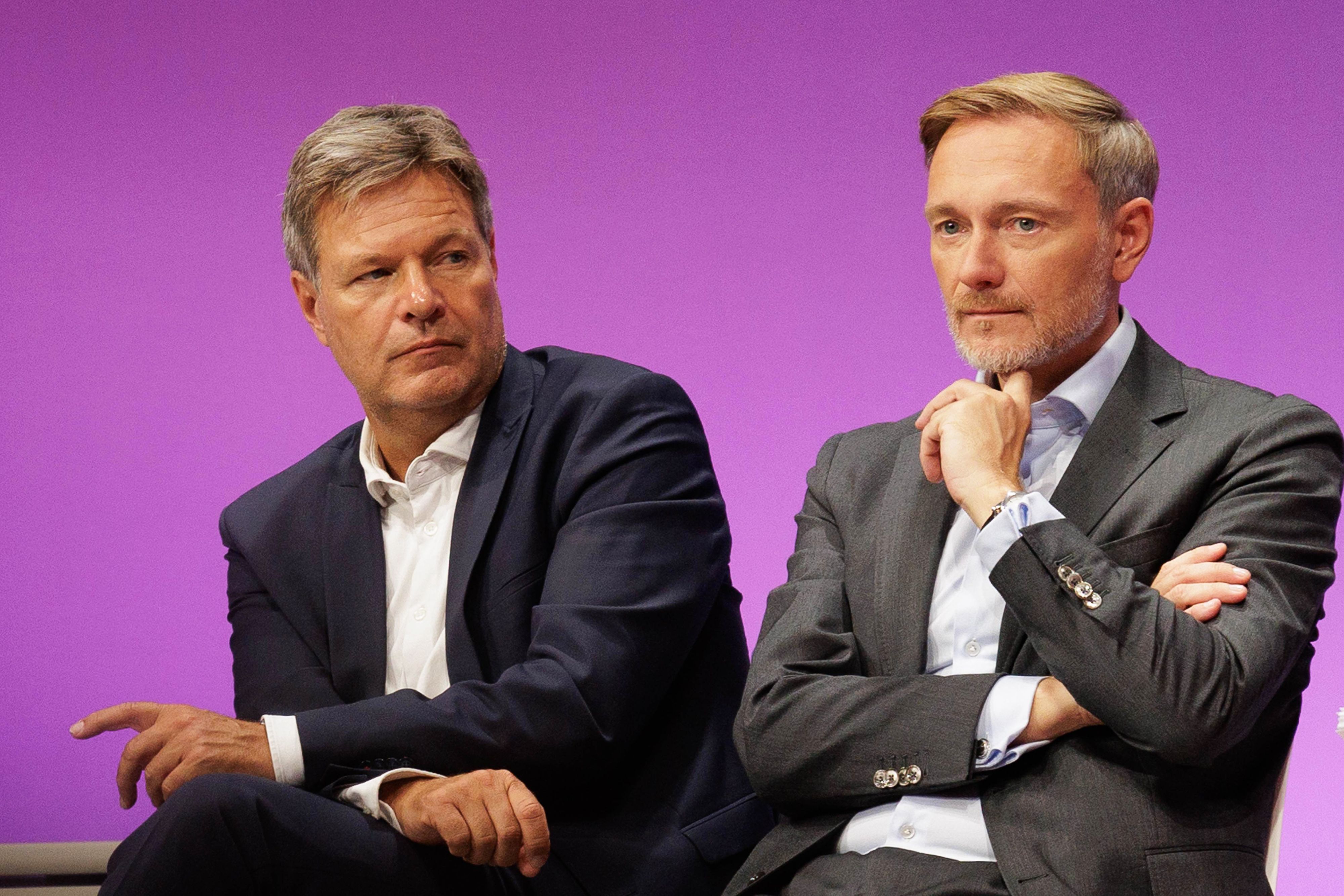 Robert Habeck und Christian Lindner sitzen nebeneinander auf einer Bühne.