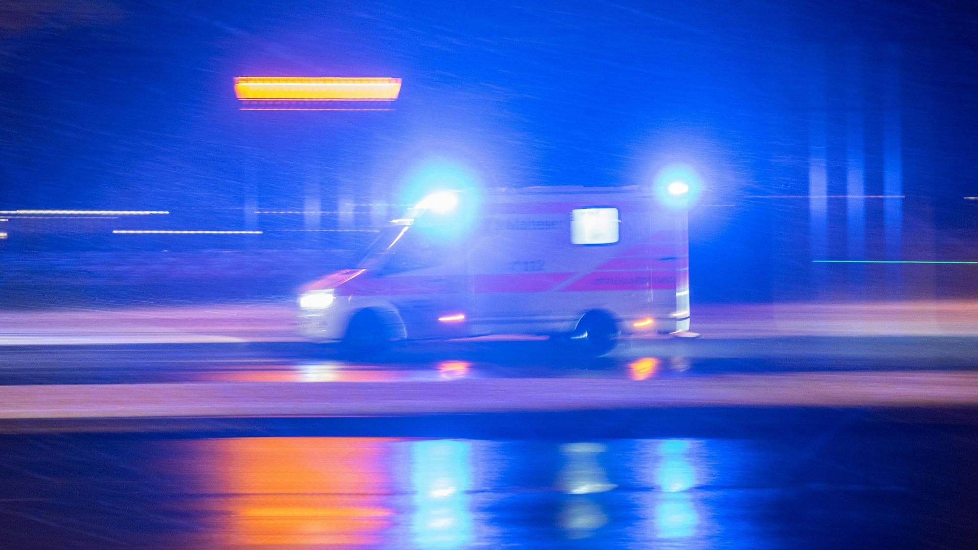 Ein Krankenwagen fährt über eine Straße. (Symbolbild)