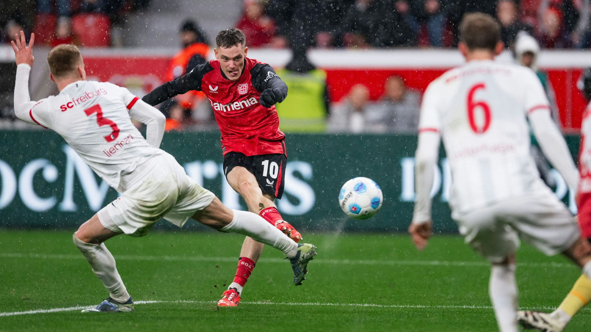 Mal wieder kaum zu stoppen: Florian Wirtz (M) trifft mit seinem siebten Saisontor zum 2:0 für Leverkusen gegen Freiburg.