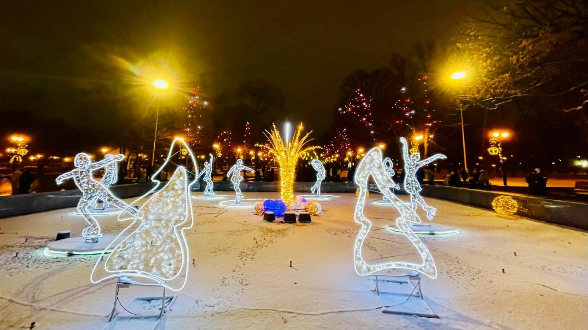 Weihnachtszeit in der ukrainischen Stadt Charkiw: Leuchtende Figuren auf einem verschneiten Platz.